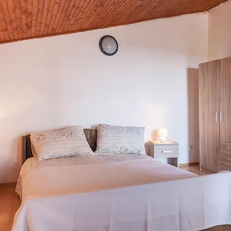 Apartment 1 Bedroom Lovely In Pula