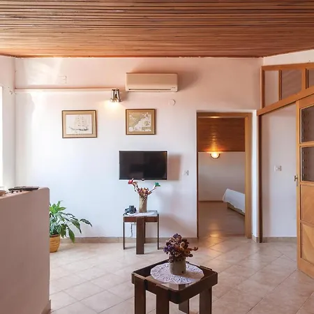 Apartment 1 Bedroom Lovely In Pula