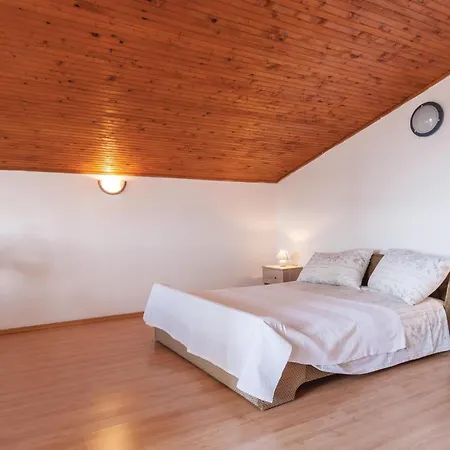 1 Bedroom Lovely In Apartment *