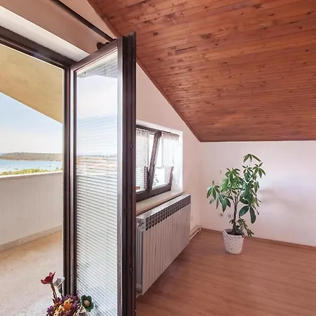 Apartment 1 Bedroom Lovely In Pula
