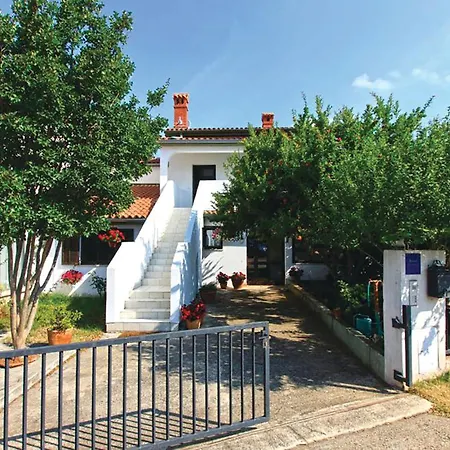 Apartment 1 Bedroom Lovely In *